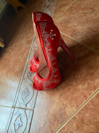 Zapatos de tacón rojos con pedrería