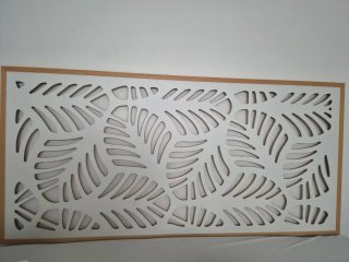 Cabecero de madera con diseño de hojas