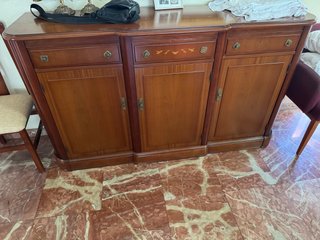 Mueble de madera con cajones y puertas