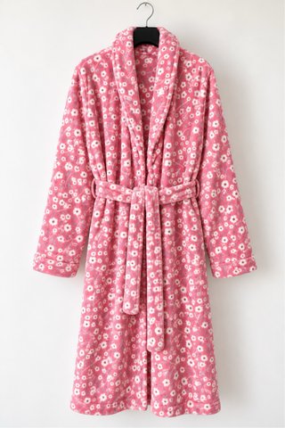 Bata rosa con flores blancas