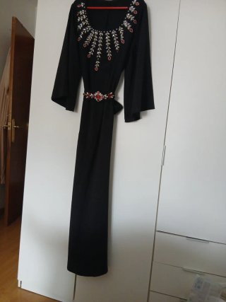 Vestido largo negro con pedrería
