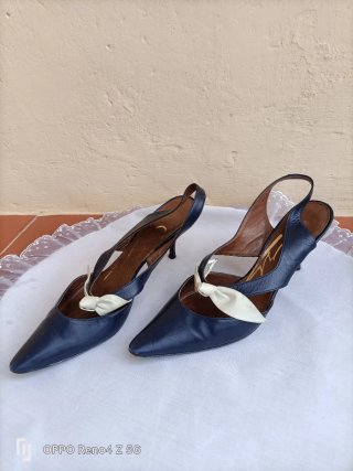 Zapatos de piel azul y blanco