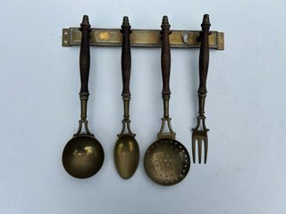 Set de 4 Cubiertos de Cocina con Soporte