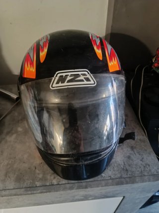 Casco de moto NZI negro con llamas