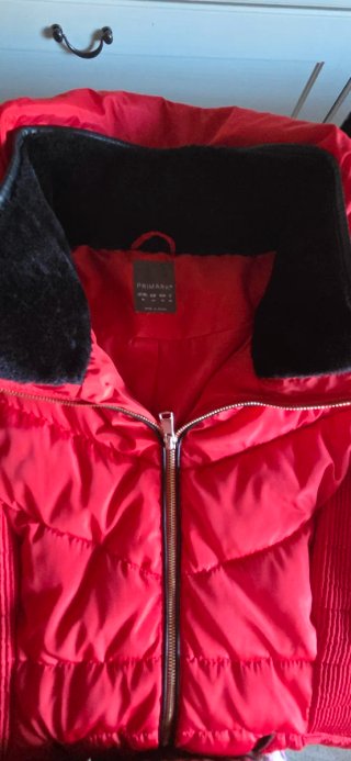 Chaqueta acolchada roja cuello alto