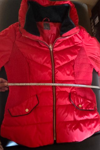 Chaqueta acolchada roja cuello alto
