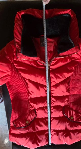 Chaqueta acolchada roja cuello alto
