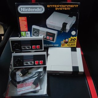 Nintendo NES Classic Mini con 2 mandos