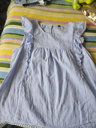 Camisa sin mangas azul con volantes