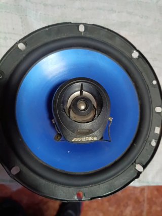 altavoz coaxial para coche de la marca Alpine