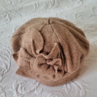 Cappello Koan marrone con fiore