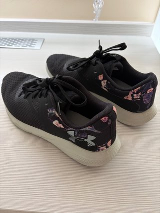Zapatillas Under Armour Negras con Flores