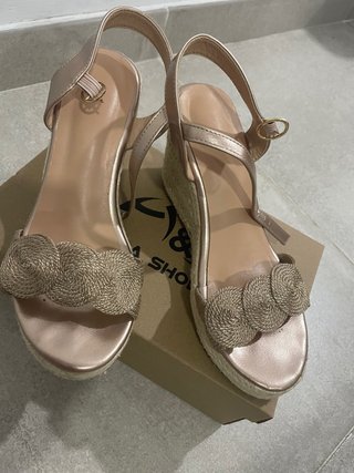 Sandalias cuña doradas esparto