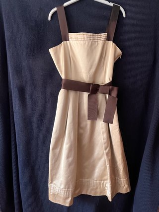 Vestido Beige con Cinturón Marrón