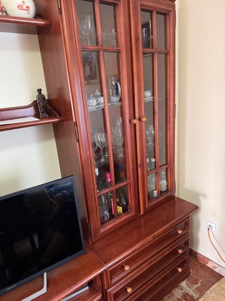 Mueble de madera con vitrina
