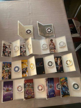 Confezione da 12 giochi e due film per PSP