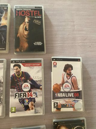 Confezione da 12 giochi e due film per PSP