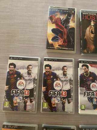 Confezione da 12 giochi e due film per PSP