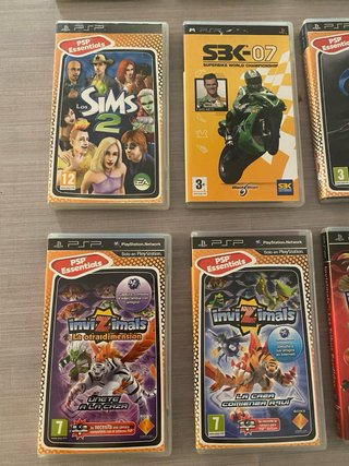 Confezione da 12 giochi e due film per PSP