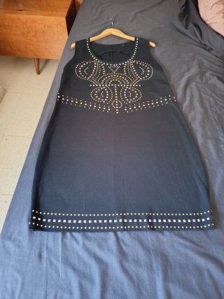 Vestido negro con detalles de tachuelas