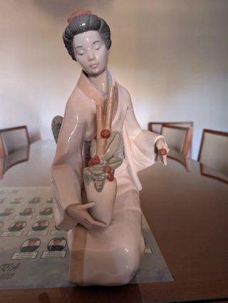 Figura Nao 1276 Geisha con Jarrón