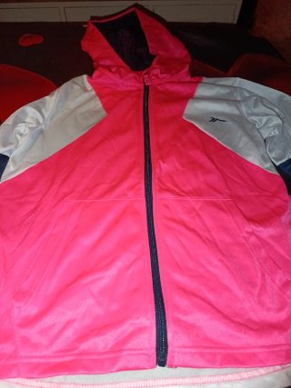 Chaqueta deportiva con capucha rosa y gris