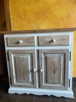 Credenza in legno di pino con finitura decapata bianca