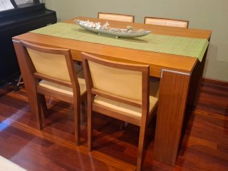 Mesa comedor extensible y 4 sillas tapizadas piel