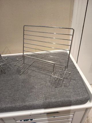 Due espositori metallici. Vinili e libri