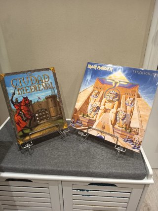 Due espositori metallici. Vinili e libri