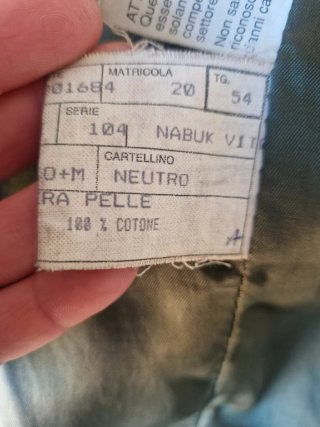 Abrigo de cuero marrón con capucha.