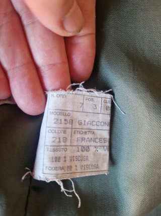 Abrigo de cuero marrón con capucha.