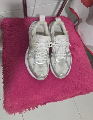 Zapatillas Deportivas Nike Blancas y Plateadas