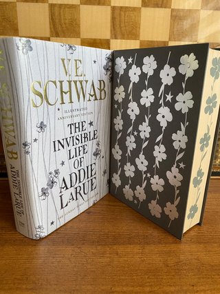 The Invisible Life of Addie LaRue FIRMADO Schwab