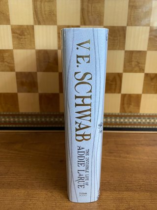 The Invisible Life of Addie LaRue FIRMADO Schwab