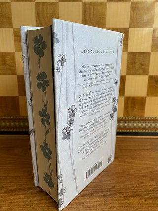 The Invisible Life of Addie LaRue FIRMADO Schwab