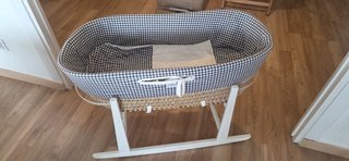 Moisés de mimbre con soporte balancín.