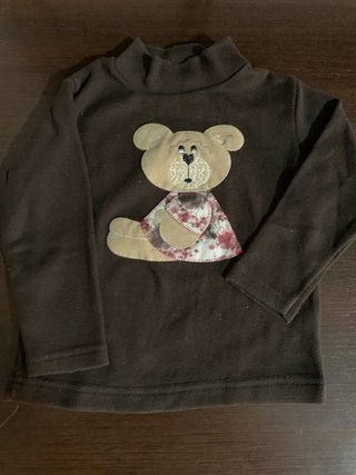Camiseta marrón con diseño de osito