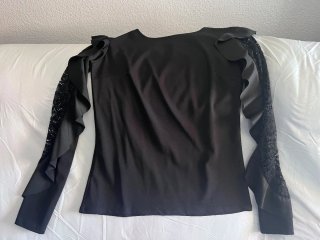 Camiseta negra con volantes y encaje