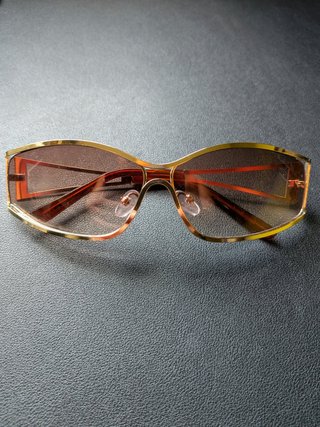 Gafas de sol vintage doradas y marrones retro