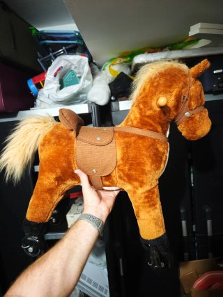 Caballo infantil HOMCOM con ruedas – Montable para