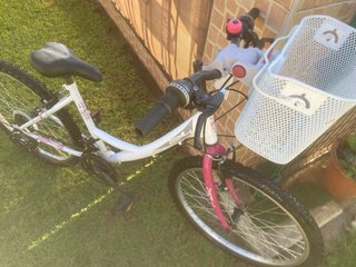 Bicicleta niña blanca y rosa con cesta