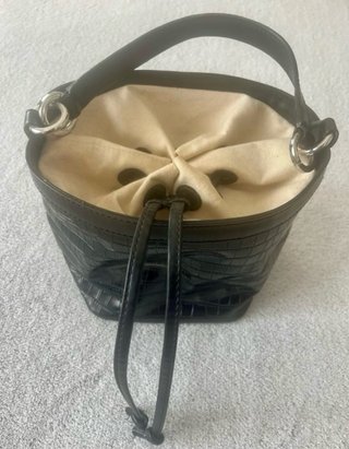 Bolso Zara de cubo Negro tipo Piel Cocodrilo