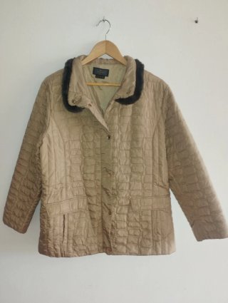 Cazadora acolchada beige sin usar