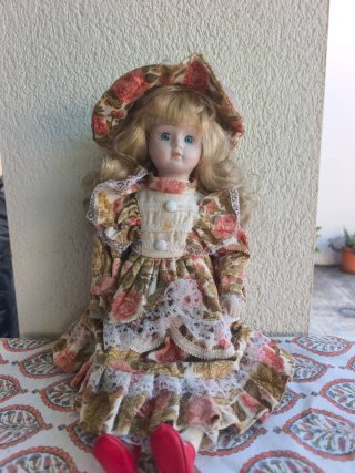 Muñeca de Porcelana con Vestido Estampado