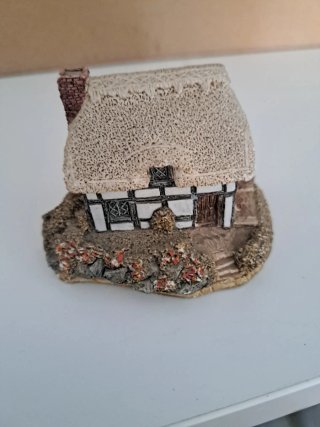 Figurita casa rural tejado paja
