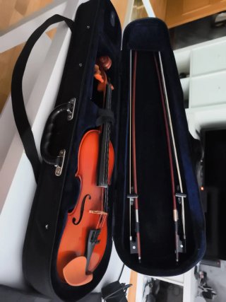 Violín con estuche , dos arcos y almohadailla