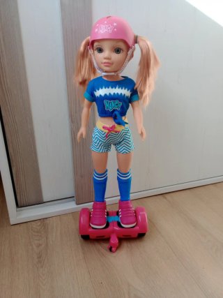 Muñeca Nancy con Hoverboard
