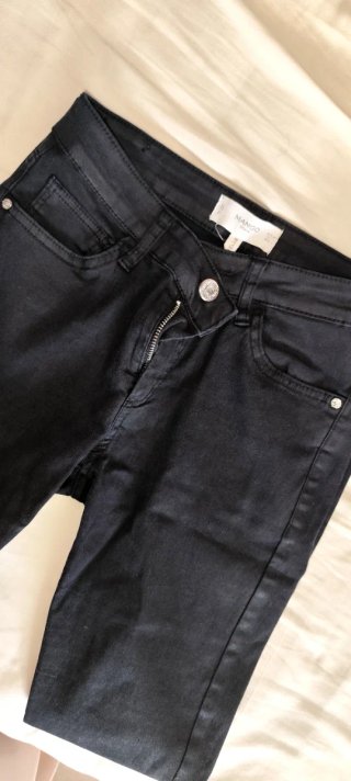 Pantalón efecto piel negro MANGO