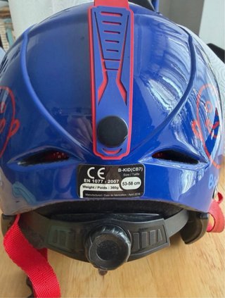 Casco de esquí infantil azul con dibujos